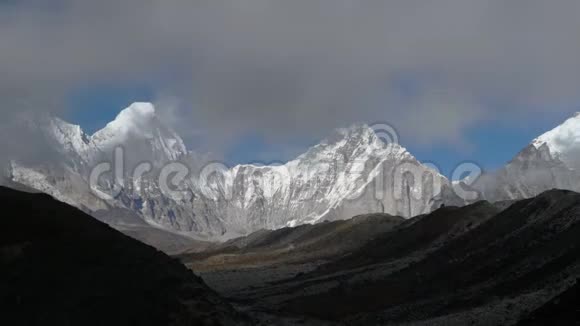喜马拉雅山背景下的云运动视频的预览图