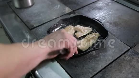 在烤锅上煎两片鸡片视频的预览图
