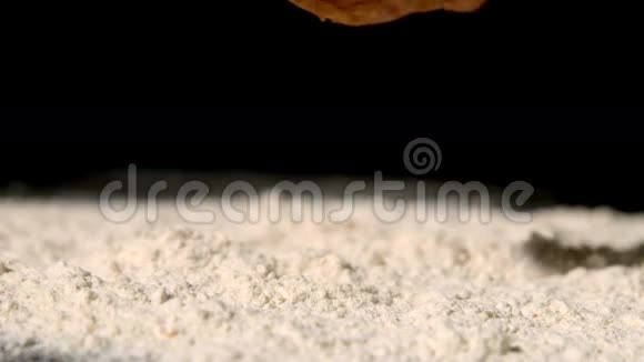 黑色背景面粉上的糕点小吃视频的预览图