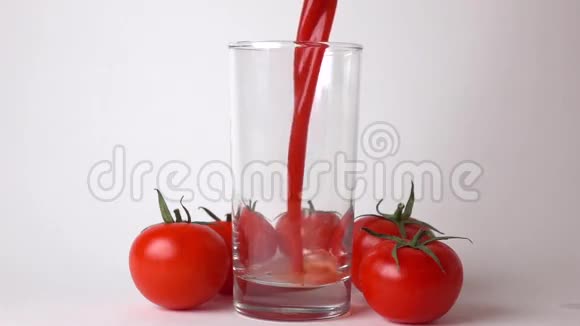 全红熟番茄叶子和番茄汁倒入玻璃杯视频的预览图