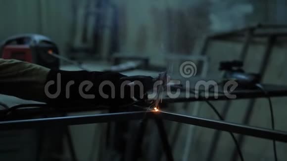 焊工在车间焊接金属视频的预览图