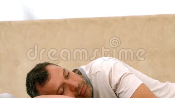 男人睡在怀孕的妻子肚子上视频的预览图