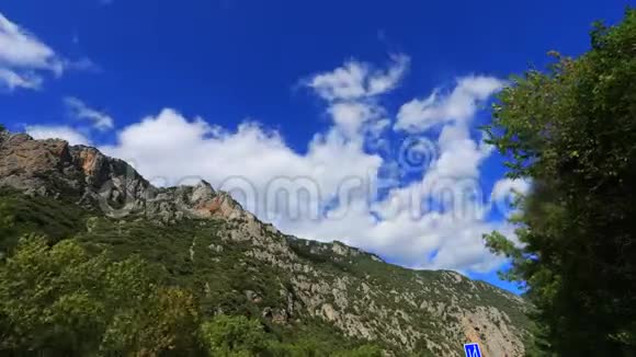 在法国奥德随着移动的云比利牛斯山的时间流逝视频的预览图