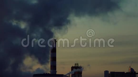 在深夜的天空下大量吸烟的工厂4K视频视频的预览图