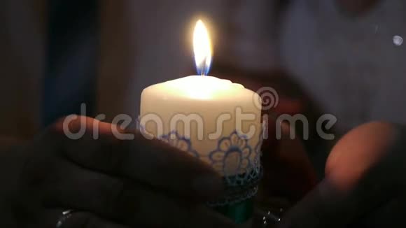 新郎新娘手中的蜡烛视频的预览图