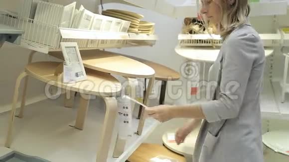 在店里测量家具尺寸的女人视频的预览图