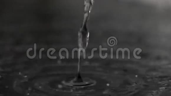 水流撞击黑暗光滑表面的超慢运动视频视频的预览图