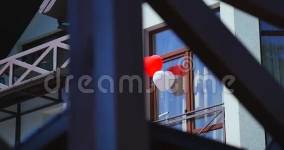 爱的心气球在房子的背面视频的预览图