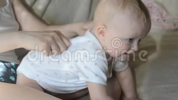 妈妈按摩身体快乐六个月大的宝宝视频的预览图