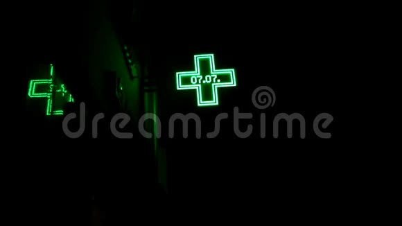 绿色霓虹灯绿色十字架作为药房的象征化学家视频的预览图