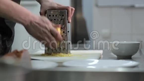 用金属烤架烤黄干酪视频的预览图