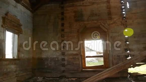 古老被毁的木制教堂里的阳光视频的预览图