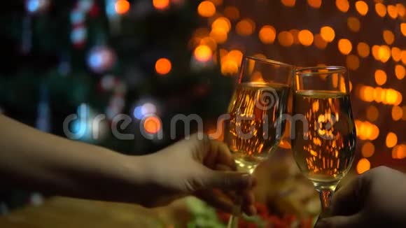 一男一女在喜庆的餐桌上举着一杯香槟视频的预览图