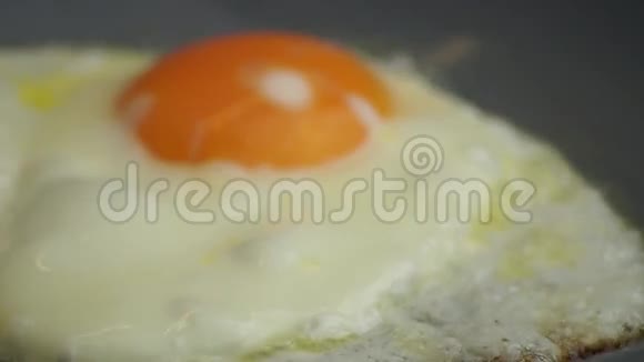 锅里煎鸡蛋早上的早餐视频的预览图