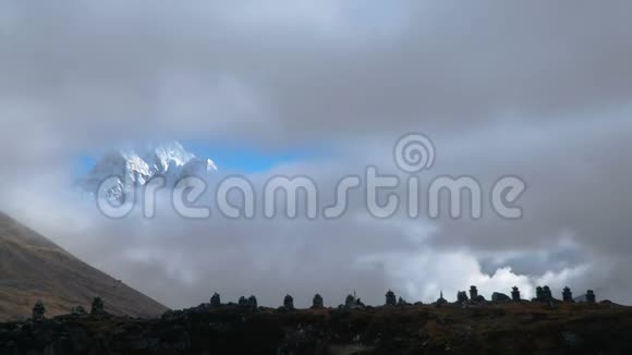 AmaDablam山上的云层移动视频的预览图