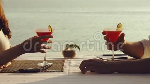 豪华餐厅海滩浪漫晚餐视频的预览图