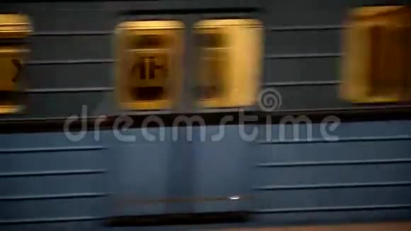 俄罗斯莫斯科地铁站2016年11月27日莫斯科地铁朱勒比诺乘客在莫斯科地铁视频的预览图