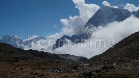 喜马拉雅山背景下的云运动视频的预览图