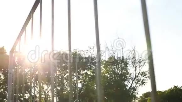 溜冰场有太阳耀斑背景上有斜坡视频的预览图
