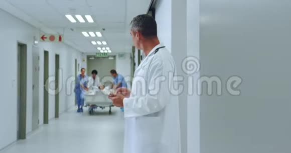 医疗队在医院走廊推急救担架床视频的预览图
