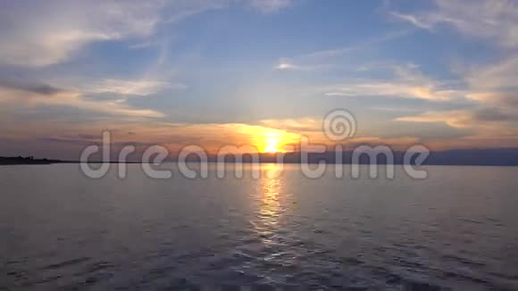 美丽的日落在吉尔吉斯斯坦的伊塞克库尔湖和山脊线4K时间流逝视频的预览图