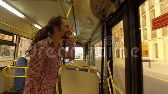 一个坐公共汽车的年轻人视频的预览图