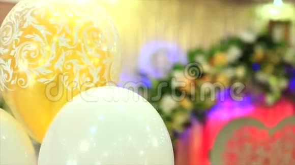 大门用气球装饰婚礼视频的预览图