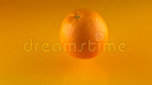 整个成熟的橙色击中橙汁表面并反弹慢镜头视频的预览图