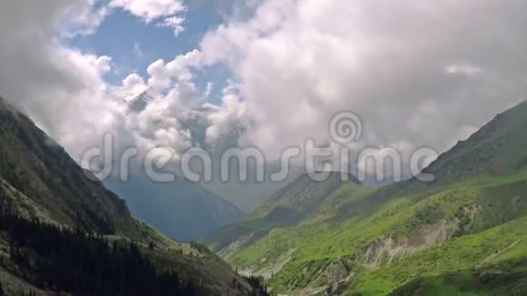 空中拍摄夏天的山谷和云吉尔吉斯斯坦山区视频的预览图