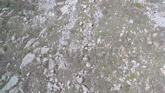 灰色岩石峡谷底部山涧空中影像视频的预览图
