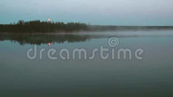 清晨的薄雾笼罩着河流视频的预览图