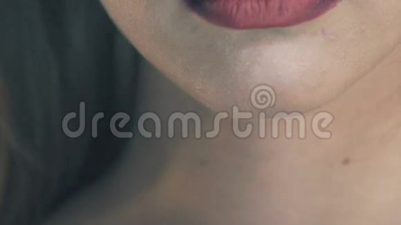 红葡萄酒嘴唇的宏观特写慢动作视频的预览图