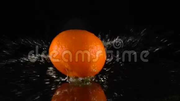 落柑撞橙汁表面慢动作镜头黑色背景视频的预览图