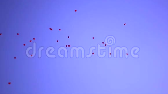 带着蓝天上的信息的红色气球视频的预览图