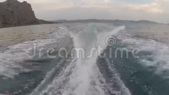 在快速行驶的摩托艇后的海面上视频的预览图