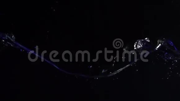 水箱中的蓝波超慢动作镜头视频的预览图