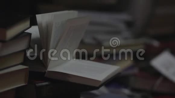 女孩手把纸折纸鹤放在打开的书上视频的预览图