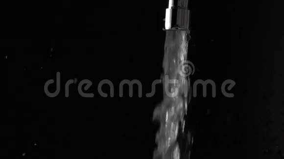 超慢动作水从水龙头和飞溅黑色背景视频的预览图