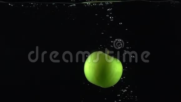 人手一伸抓着漂浮在水中的绿苹果超级慢镜头视频的预览图
