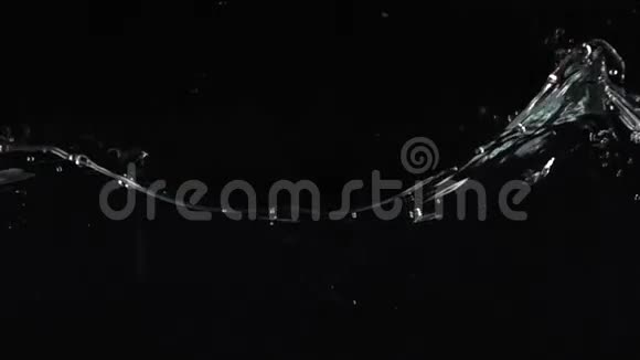 美丽的波浪和飞溅的黑色背景超级慢镜头视频的预览图