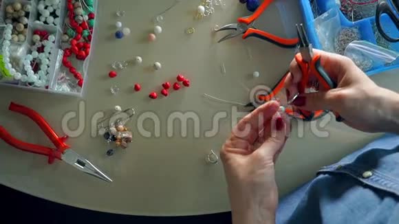 配饰艺术家制作珠子耳环的工作地点从上面看视频的预览图