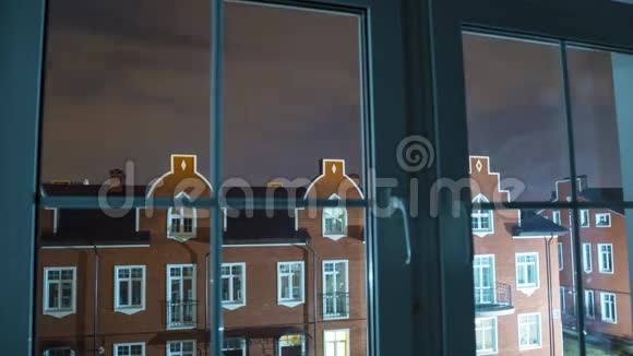 从房子的窗户看夜晚变成白天的时光流逝视频视频的预览图