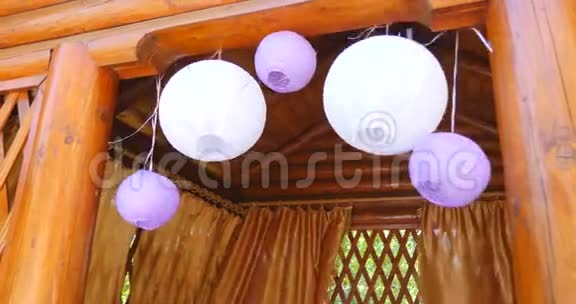 白色的中国灯笼挂在木架下视频的预览图