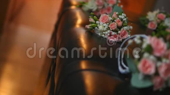 黑色沙发上美丽的新娘花束视频的预览图