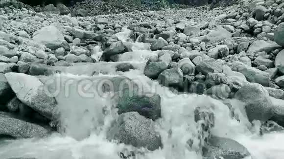 莫南河在大石头上流淌4K视频关闭版本视频的预览图