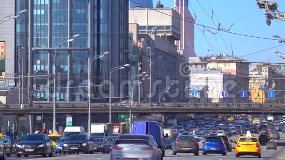 晴天城市公路交通4K平底锅拍摄长焦镜头版本视频的预览图