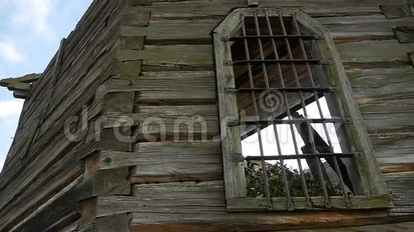 旧木教堂里有一扇铁门的窗户视频的预览图
