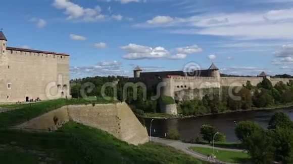 时间流逝爱沙尼亚和俄罗斯边境的纳尔瓦和伊万哥罗德堡垒视频的预览图