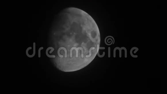 大月亮在罕见的云后划过夜空Telephoto镜头拍摄视频的预览图