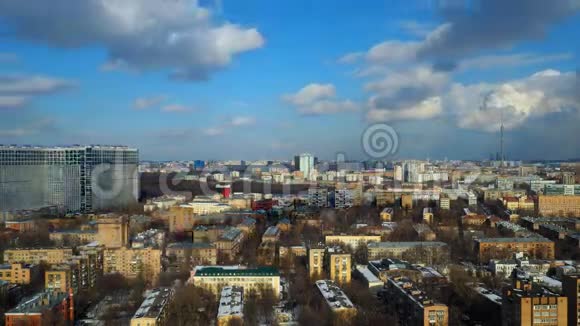 部分多云的冬季时间与遥远的奥斯坦基诺电视塔莫斯科4K视频的预览图